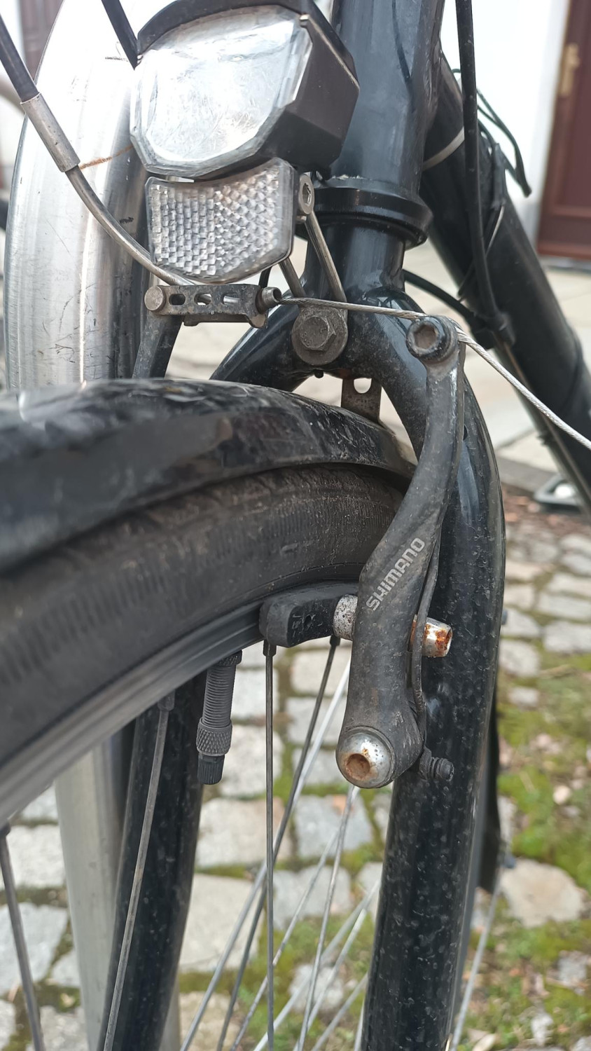 Ein Foto, mit einer Nahaufname einer Bremse am Vorderrad eines Fahrrads