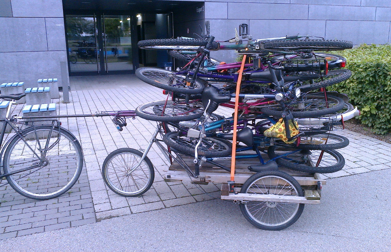 Viele Fahrräder gestapelt auf einem Paletti-Lastenanhänger