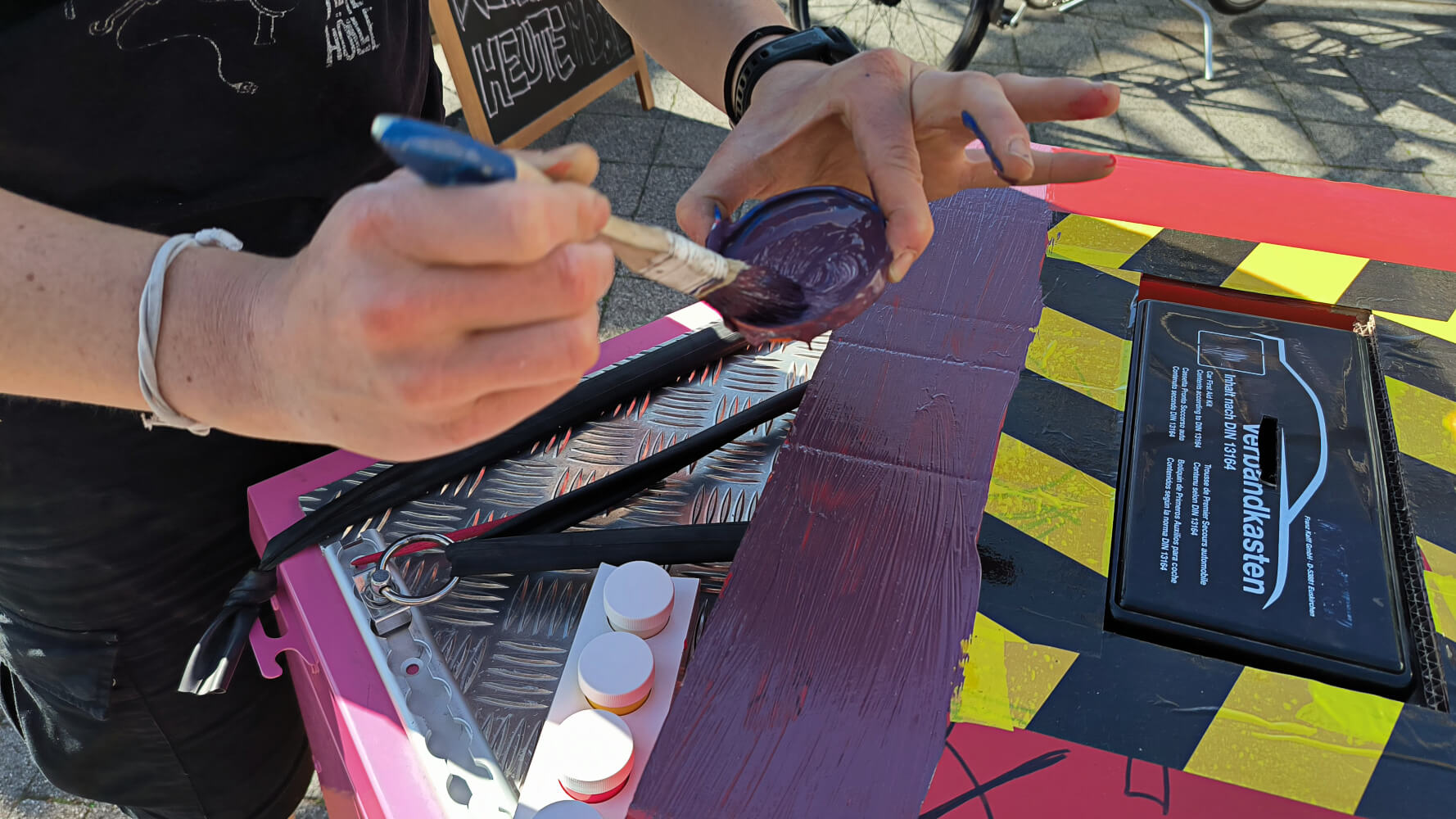Hände mit Pinsel und Farbe