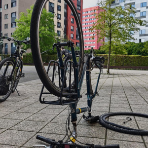ein Fahrrad steht auf dem Kopf, das Hinterrad ist ausgebaut