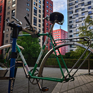 Fahrrad ohne Lauräder am Montageständer