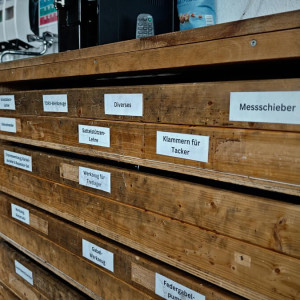 Werkzeugschrank mit Beschriftungen